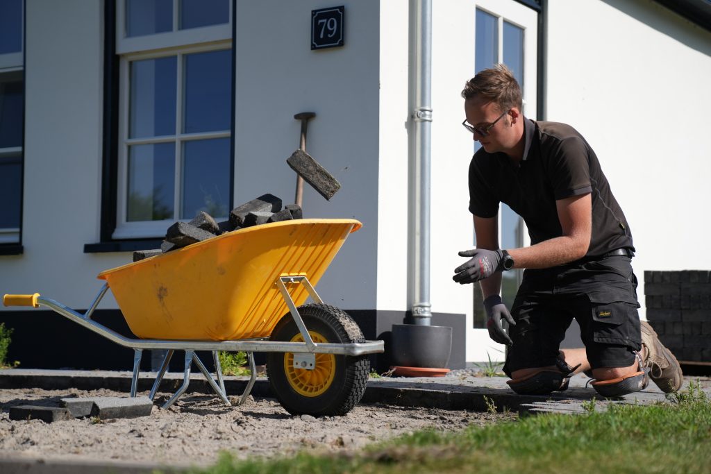 koen-kruiwagen-klinkers-terras Koen vervoert klinkers met kruiwagen voor terrasaanleg
