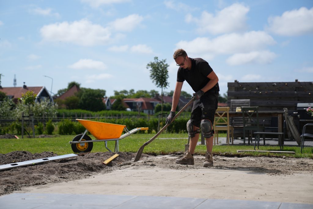 zand-scheppen-terras Zand verdelen voor aanleg van terras