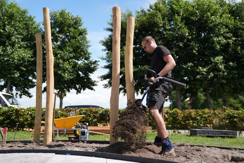schutting-palen-plaatsen-4 Natuurlijke schutting plaatsen met houten palen