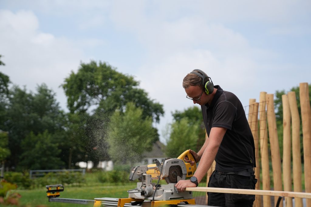 houtwerk-zagen-2 Koen zaagt houten onderdelen voor maatwerk